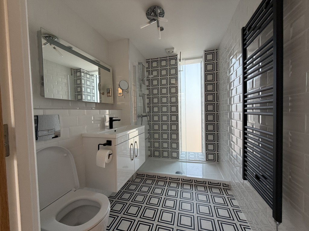 Lot: 27 - ONE-BEDROOM APARTMENT IN CITY CENTRE - Shower room
